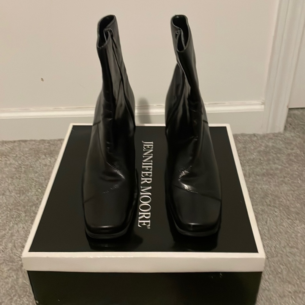 Brand:Liz Claiborne,Size:8,Col:Black,leather,one time worn.